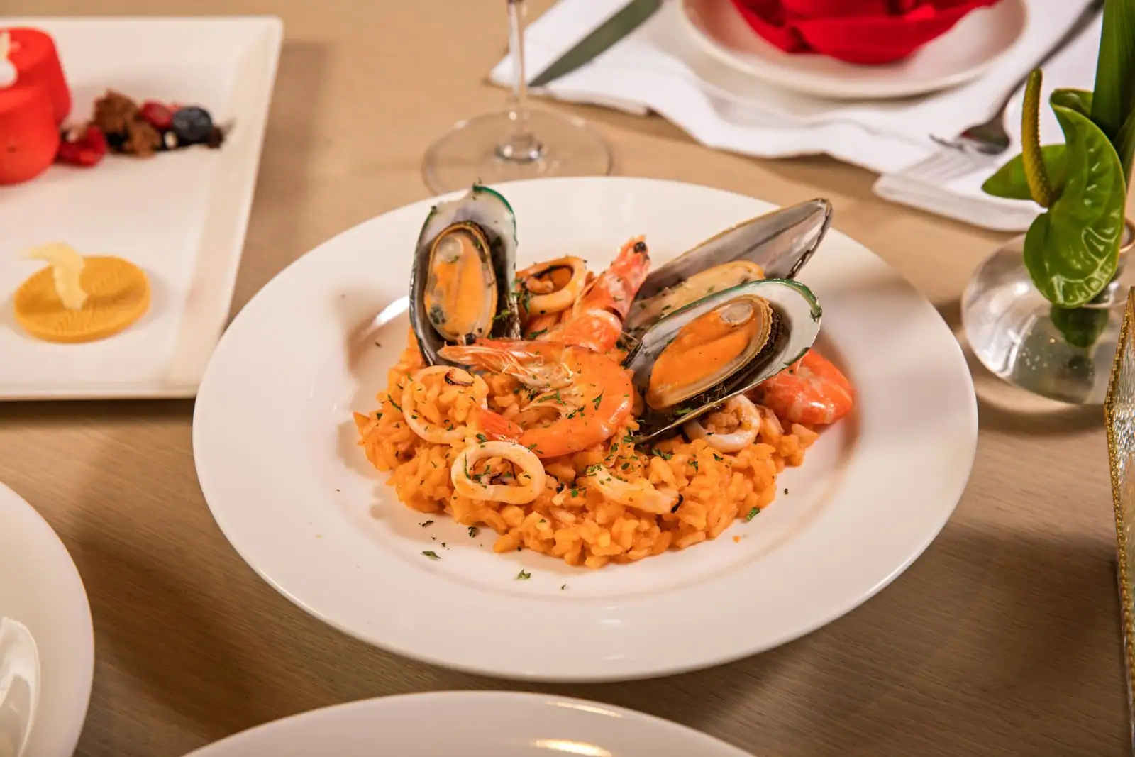 Assiette de risotto aux fruits de mer avec crevettes et moules