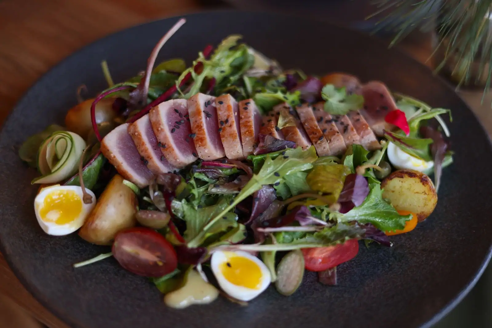 Salade niçoise au thon, œufs et légumes frais, plat niçois naturellement sans gluten
