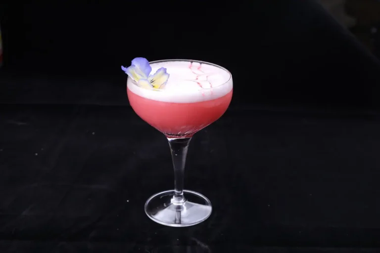 Cocktails rose : d&rsquo;où vient la couleur et comment la tenir