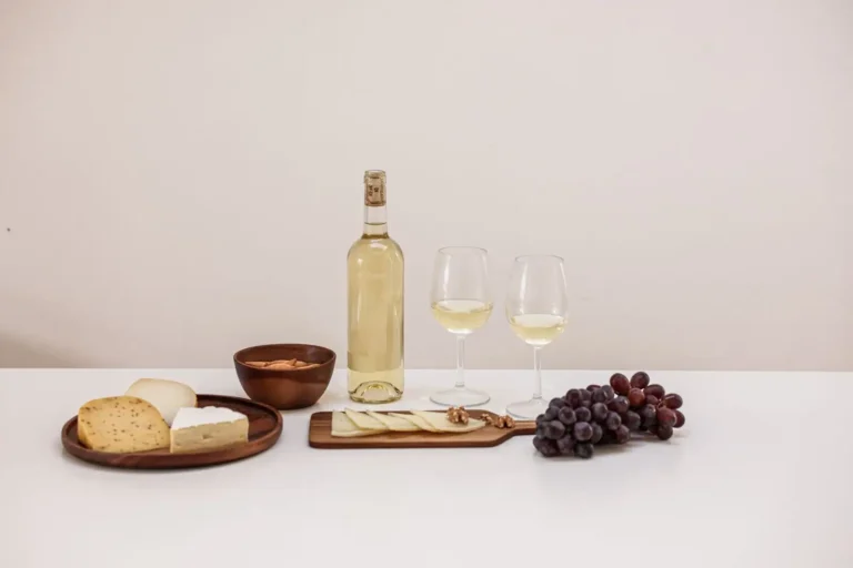 Vin pour raclette : quoi acheter, combien, et comment le servir jusqu&rsquo;au bout